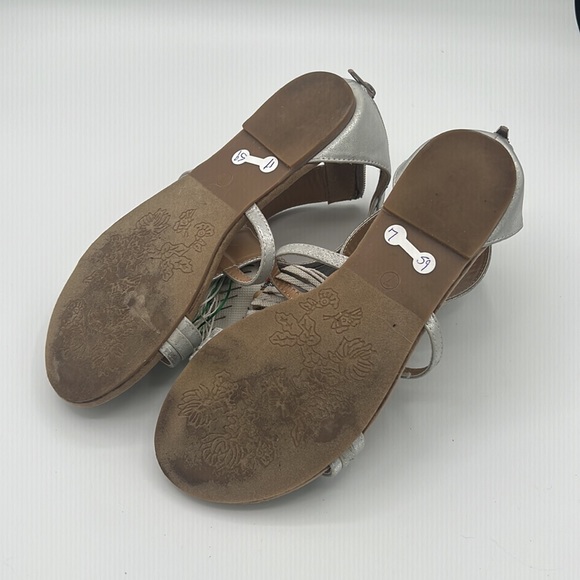 Metallic silver flat sandal with grommets and tassels size 7 - Picture 4 of 4